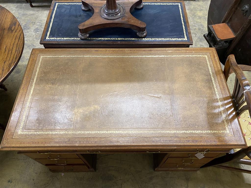 An Edwardian satinwood banded mahogany pedestal desk, length 122cm, depth 68cm, height 72cm